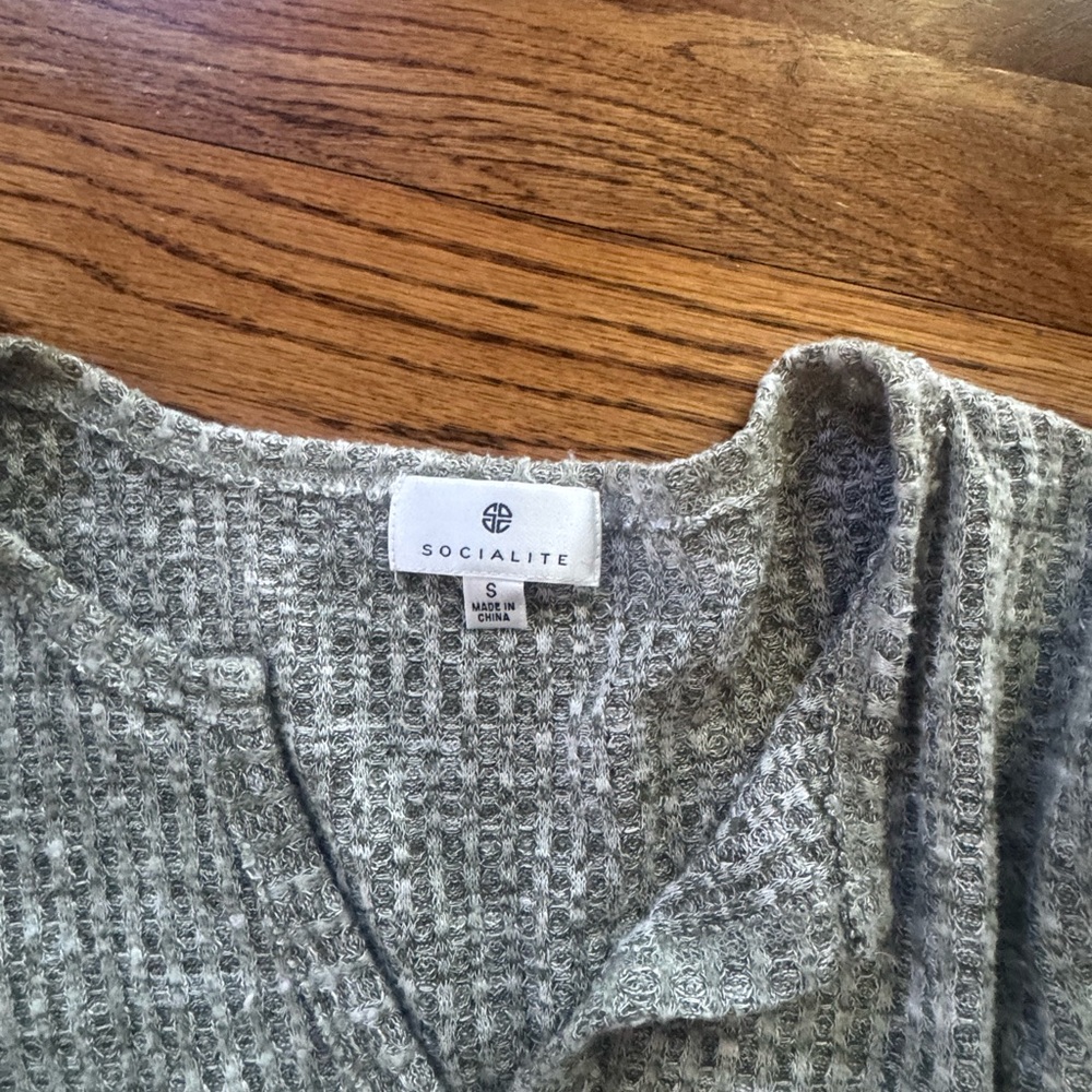 Socialite split-neck long sleeve thermal knit Top - Picture 4 of 4